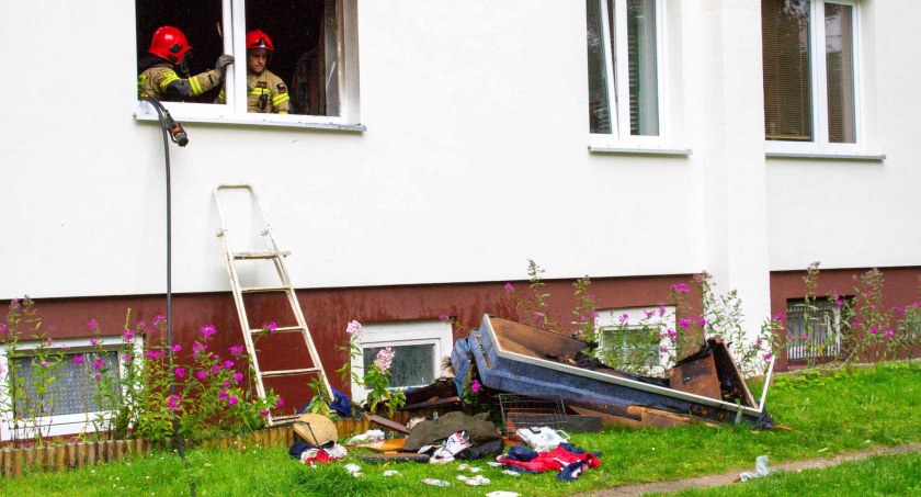 Straż Pożarna, Pożar mieszkania Podczelu Jedna osoba trafiła szpitala - zdjęcie, fotografia
