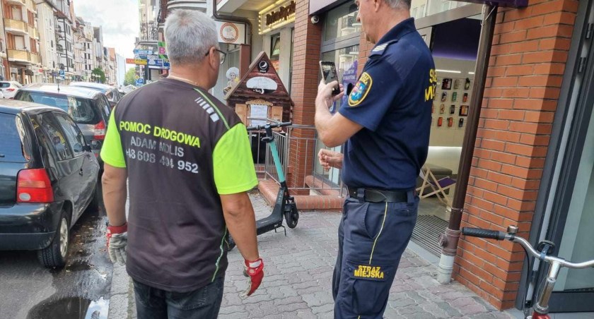 Wiadomości, Blokada holowanie Miasto porządek zaparkowanymi hulajnogami - zdjęcie, fotografia