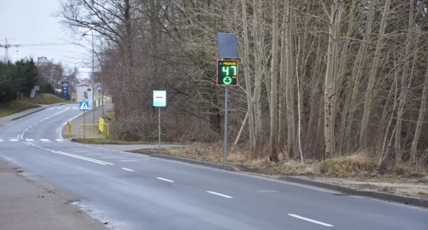 Na zdjęciu radarowy wyświetlacz prędkości, przy ul. Polnej