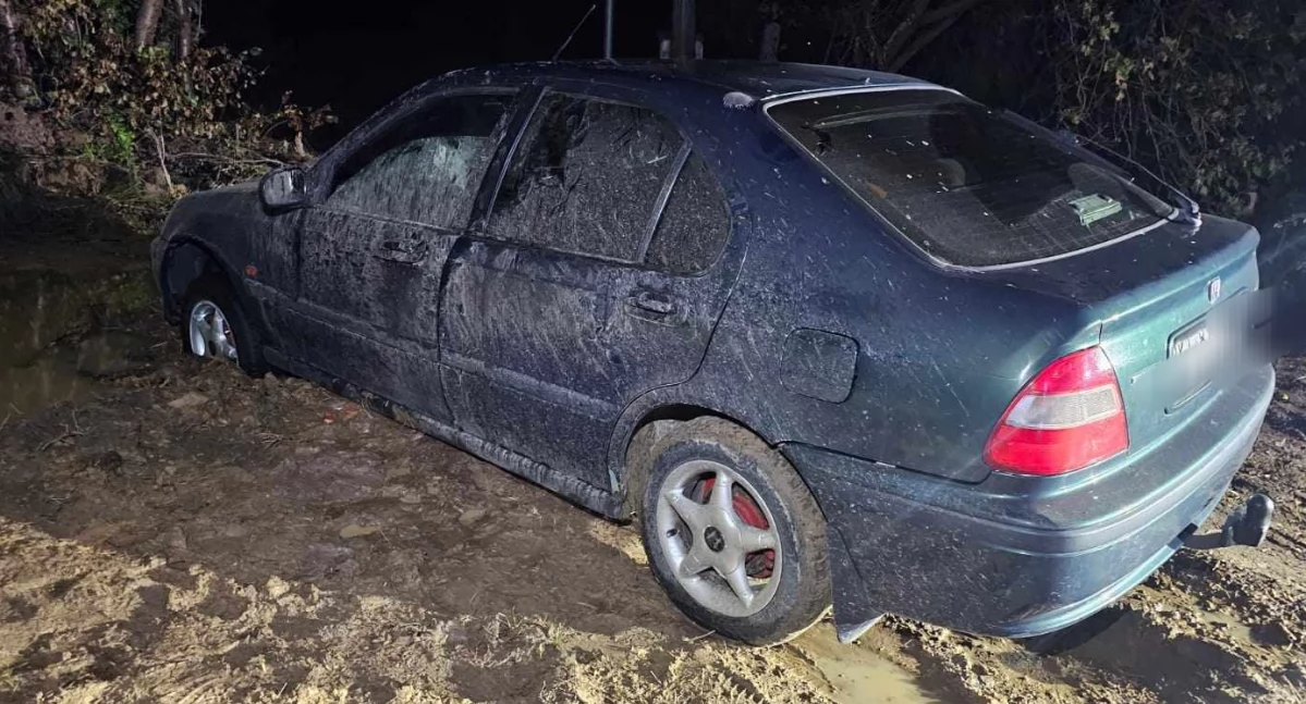 Kronika policyjna, Wjechał grząski grunt zakopał kompletnie pijany znalazła policja - zdjęcie, fotografia
