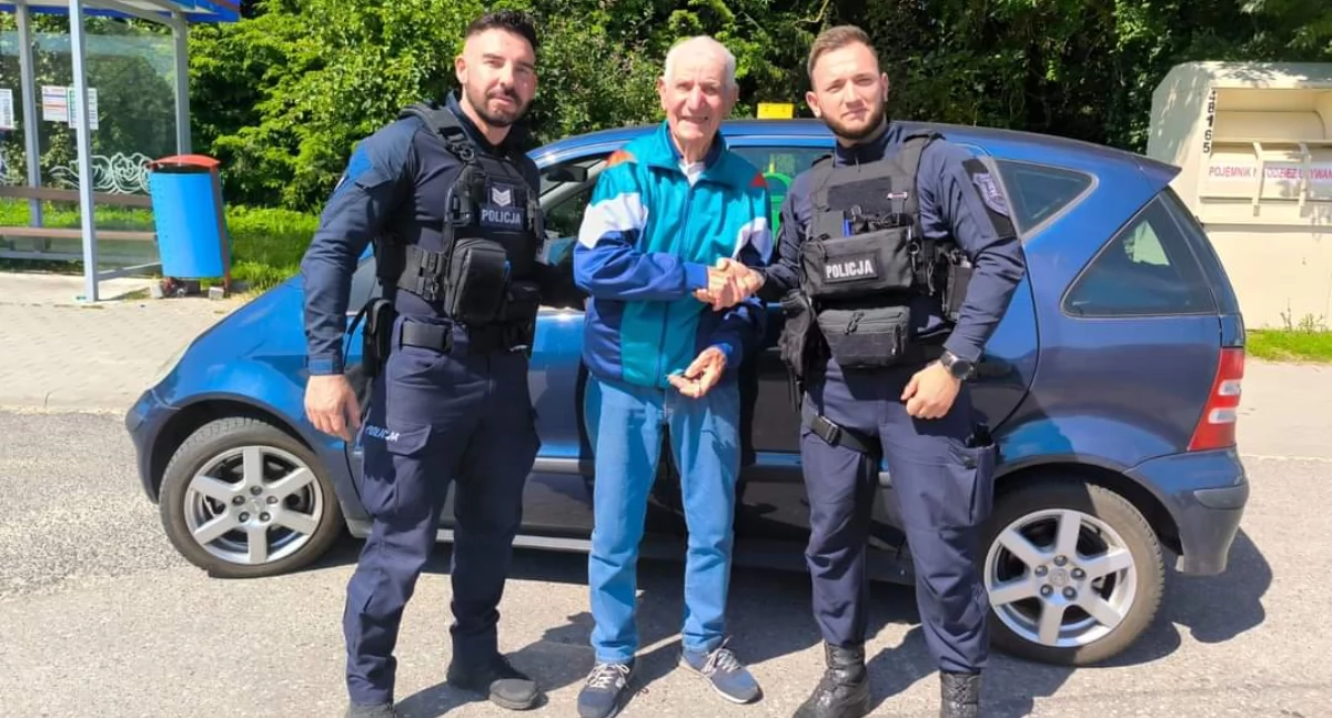 Wiadomości, Senior zapomniał gdzie zaparkował Pomogli policjanci - zdjęcie, fotografia