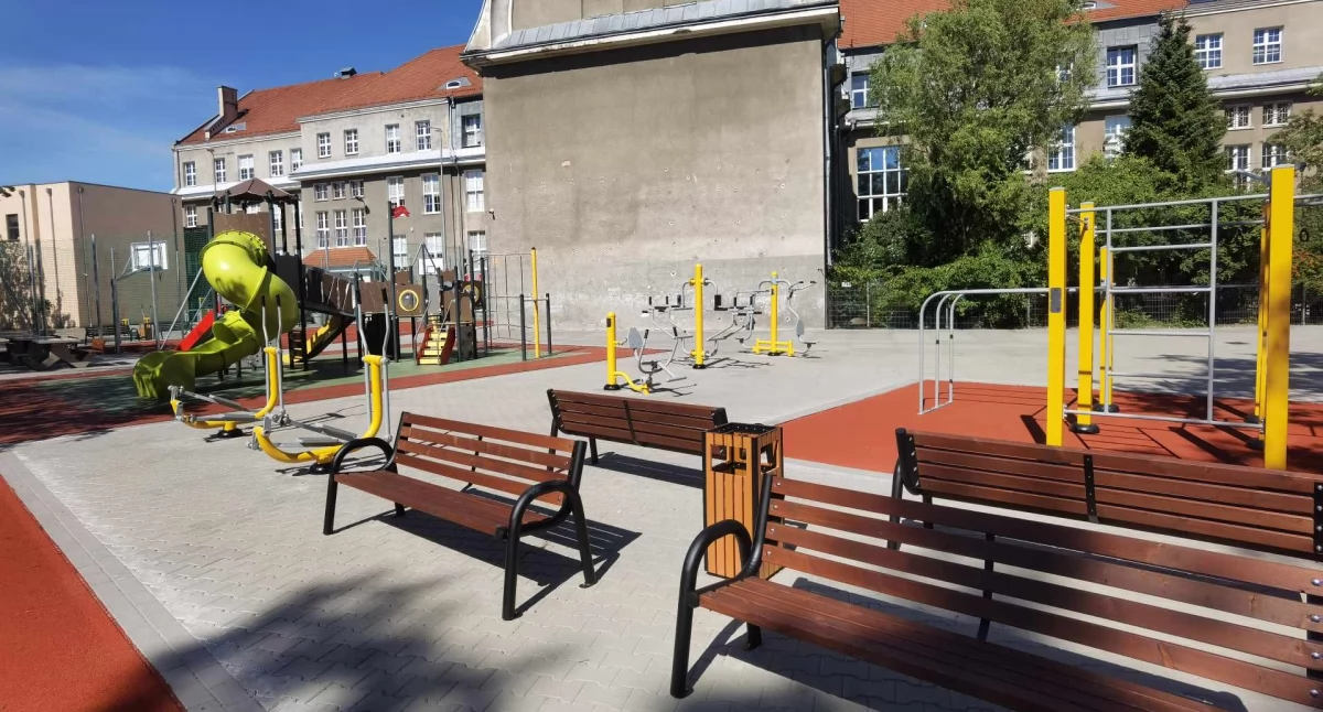 Inwestycje, boiska siłownia stoły centrum miasta zdjęcia - zdjęcie, fotografia