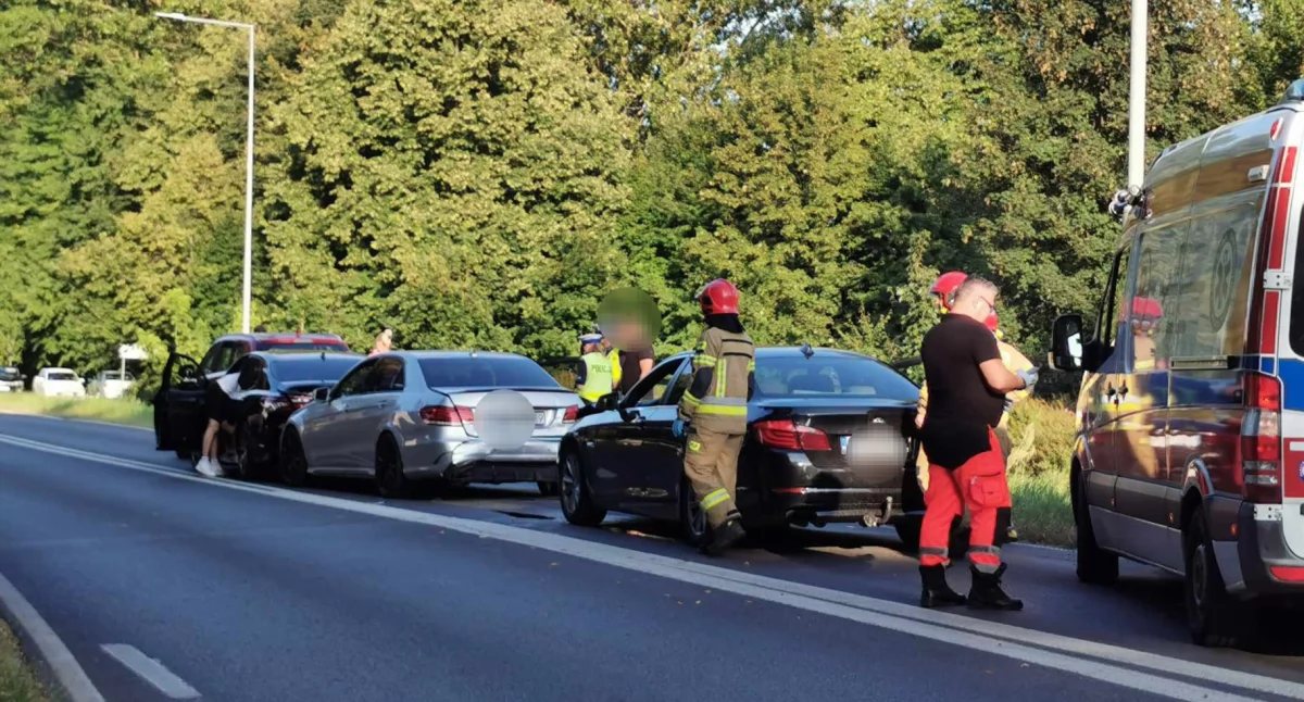 Wypadki drogowe, Zderzenie czterech samochodów wyjeździe miasta zdjęcia - zdjęcie, fotografia
