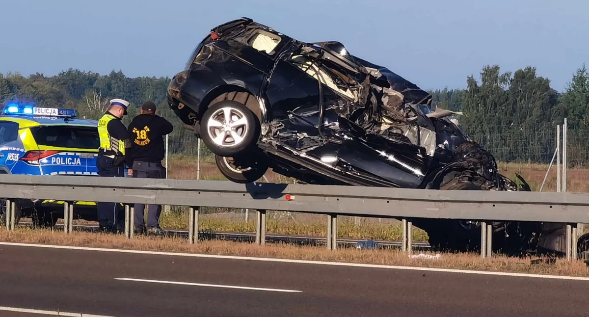 Wypadki drogowe, Mazda wylądowała barierach zablokowana [zdjęcia] - zdjęcie, fotografia