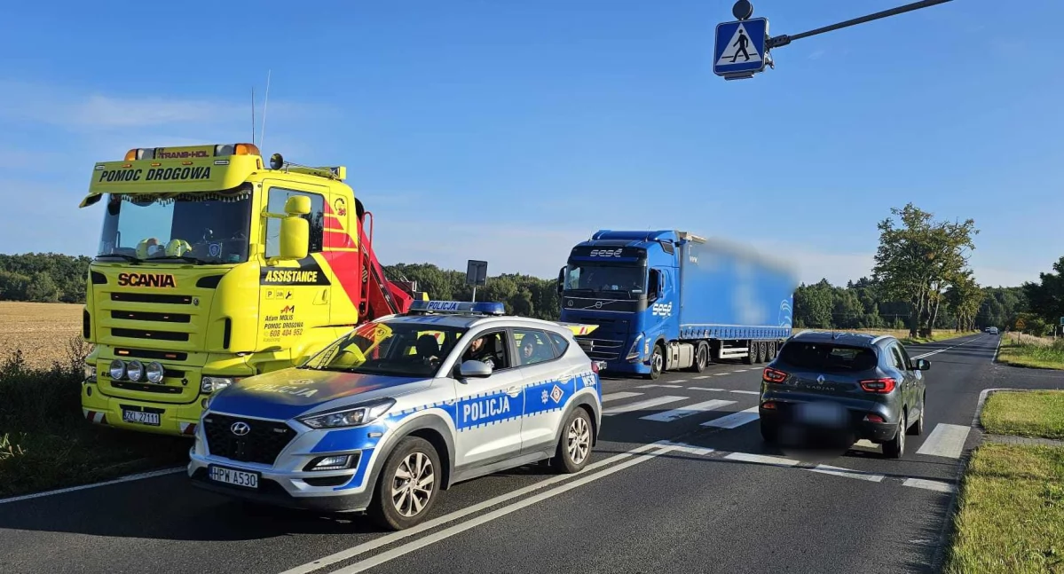 Kronika policyjna, Obywatel Indii prowadził spożyciu Ciężarówkę odholowano - zdjęcie, fotografia