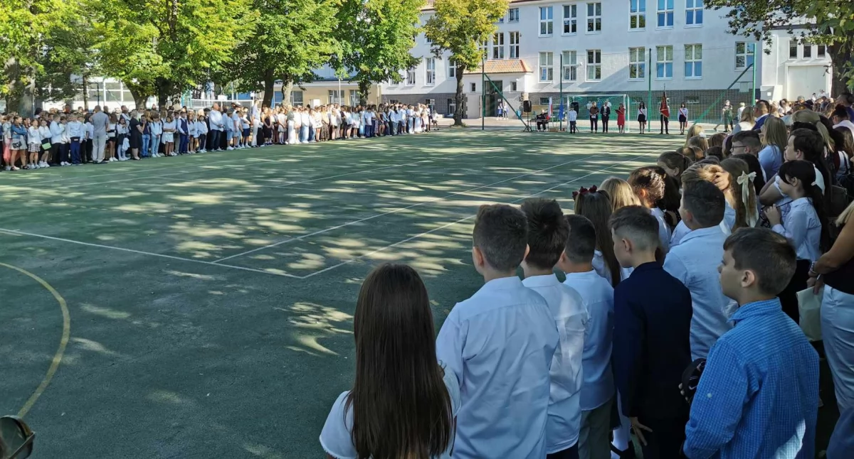 Wiadomości, zabrzmiał pierwszy dzwonek wracać szkoły - zdjęcie, fotografia