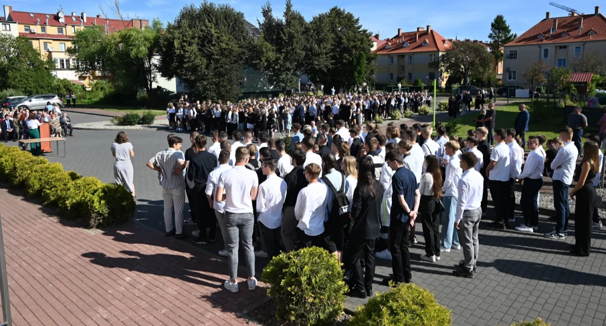Wiadomości, szkołach średnich naukę rozpoczęło kilka tysięcy uczniów - zdjęcie, fotografia