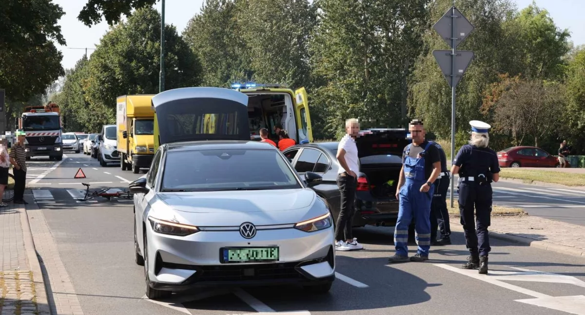 Wypadki drogowe, Kierowca potrącił starszego rowerzystę Ulica zablokowana zdjęcia - zdjęcie, fotografia