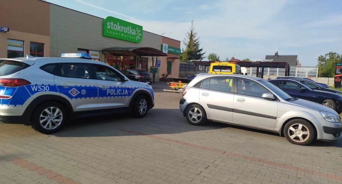 Kronika policyjna, Miał promile Wjechał zaparkowany samochód - zdjęcie, fotografia