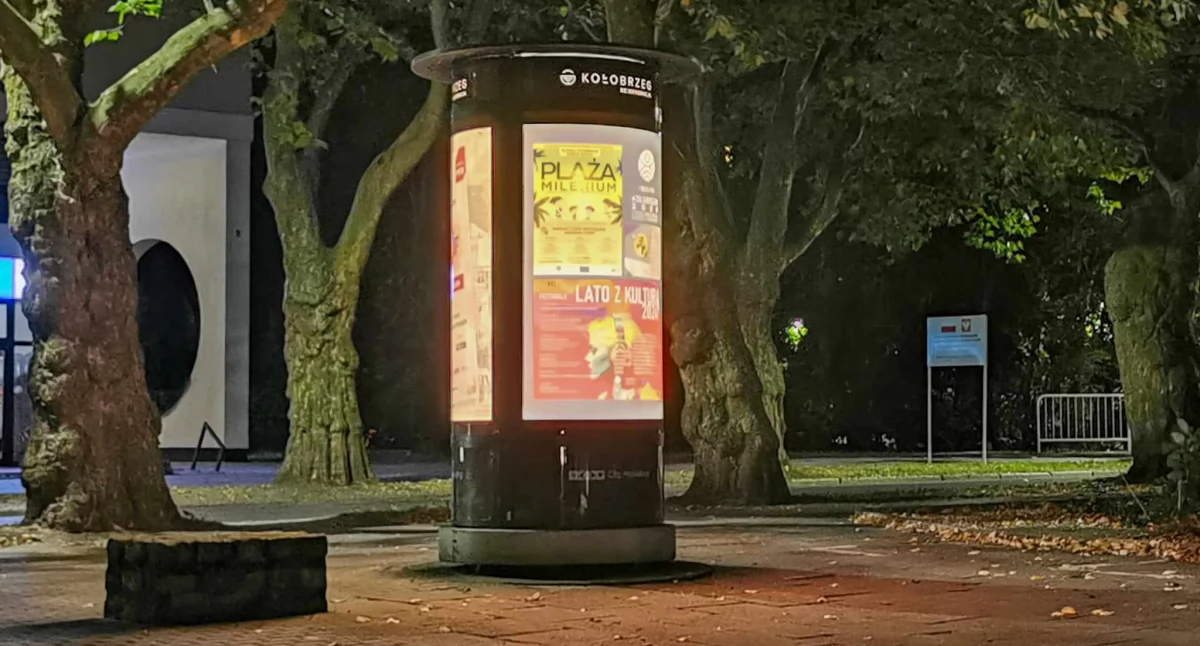 Wiadomości, część nowych słupów citylight prezentuje zachodzie słońca - zdjęcie, fotografia