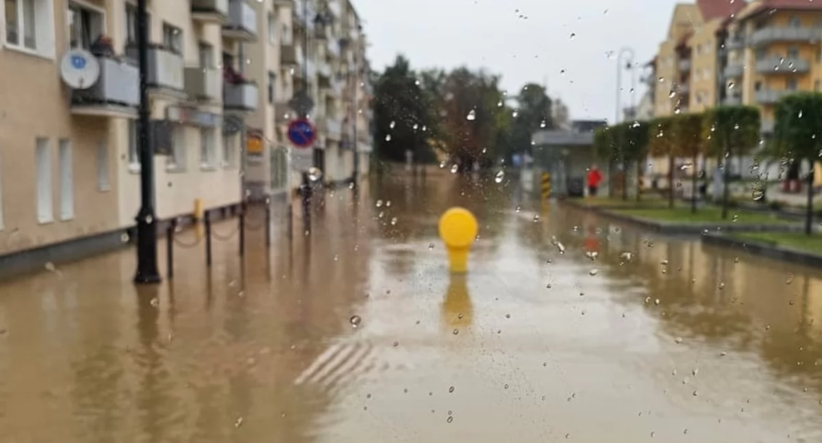 Starostwo Powiatowe, Powiat przeznaczy tysięcy złotych pomoc powodzian - zdjęcie, fotografia