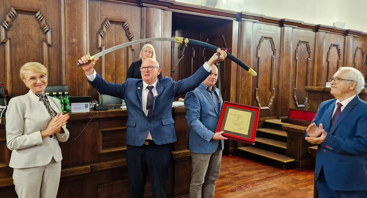 Wiadomości, Kołobrzeżanin wyjątkowym odznaczeniem - zdjęcie, fotografia