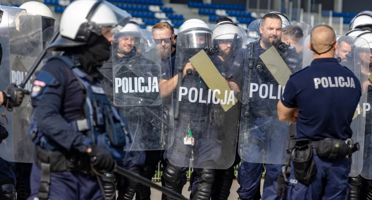 Aktualności, Policjanci agresywnych kibiców Akcja stadionie miejskim zdjęcia - zdjęcie, fotografia