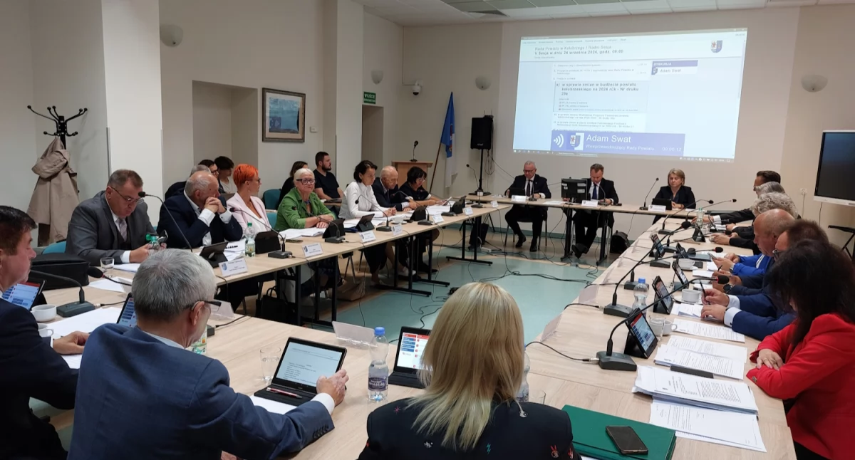 Starostwo Powiatowe, Radni zagłosowali jednogłośnie Powiat Kołobrzeski finansową pomocą powodzian - zdjęcie, fotografia