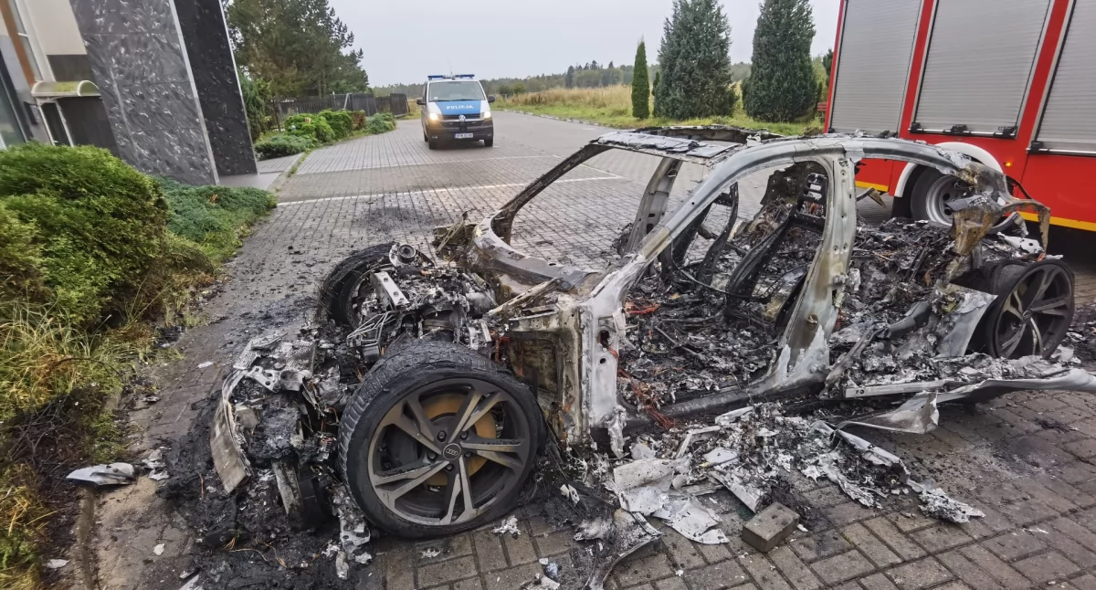 Straż Pożarna, Spłonąl luksusowy samochód Elektryczne było warte prawie - zdjęcie, fotografia