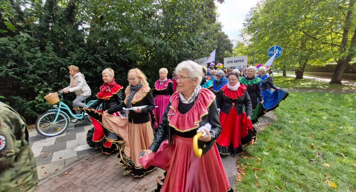 Wiadomości, Senioralia kilkaset osób uczestniczy Kołobrzeskich Dniach Seniora - zdjęcie, fotografia