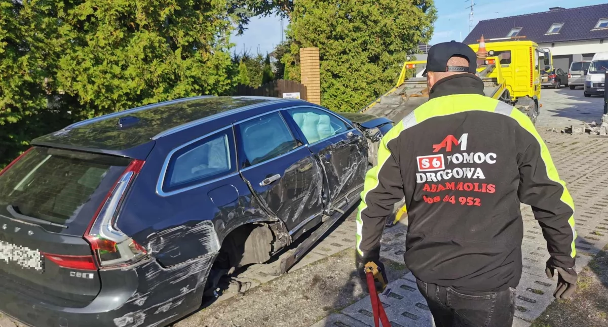 Wypadki drogowe, Rozbite volvo Mężczyna wjechał - zdjęcie, fotografia
