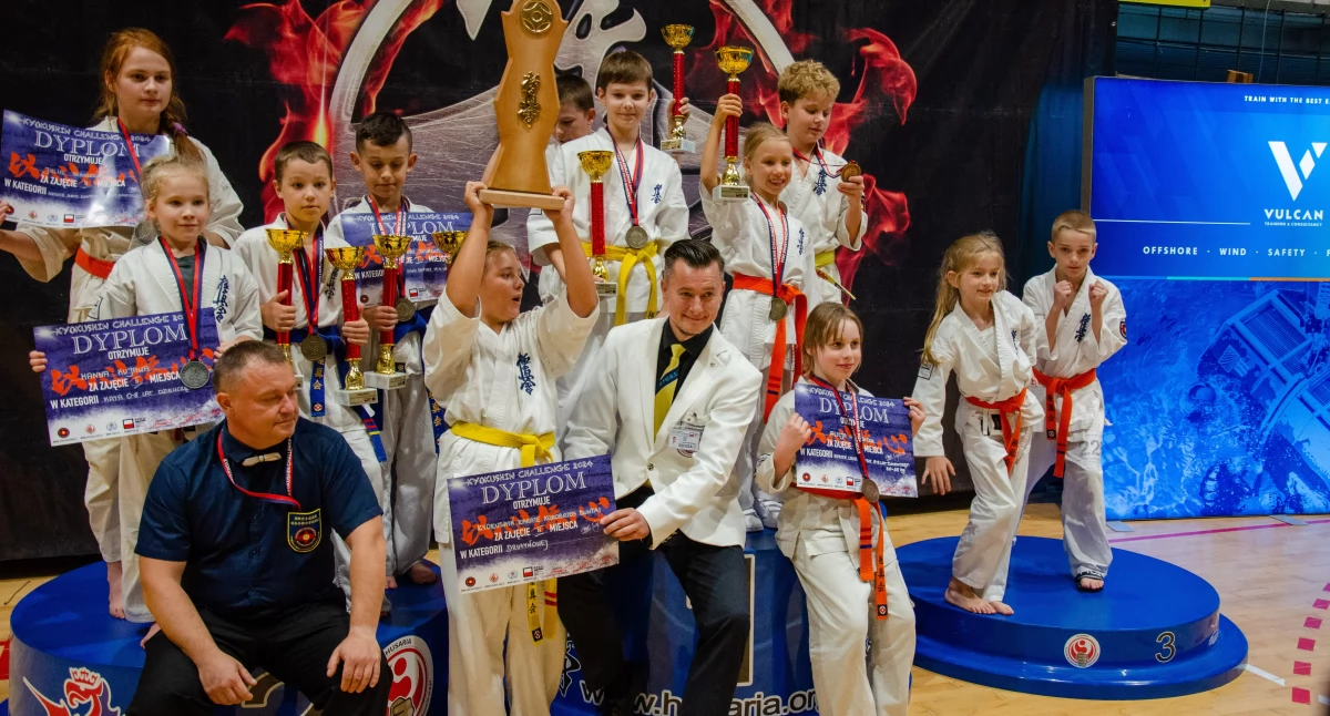Sporty Walki, Czternaście medali kołobrzeskich karateków - zdjęcie, fotografia