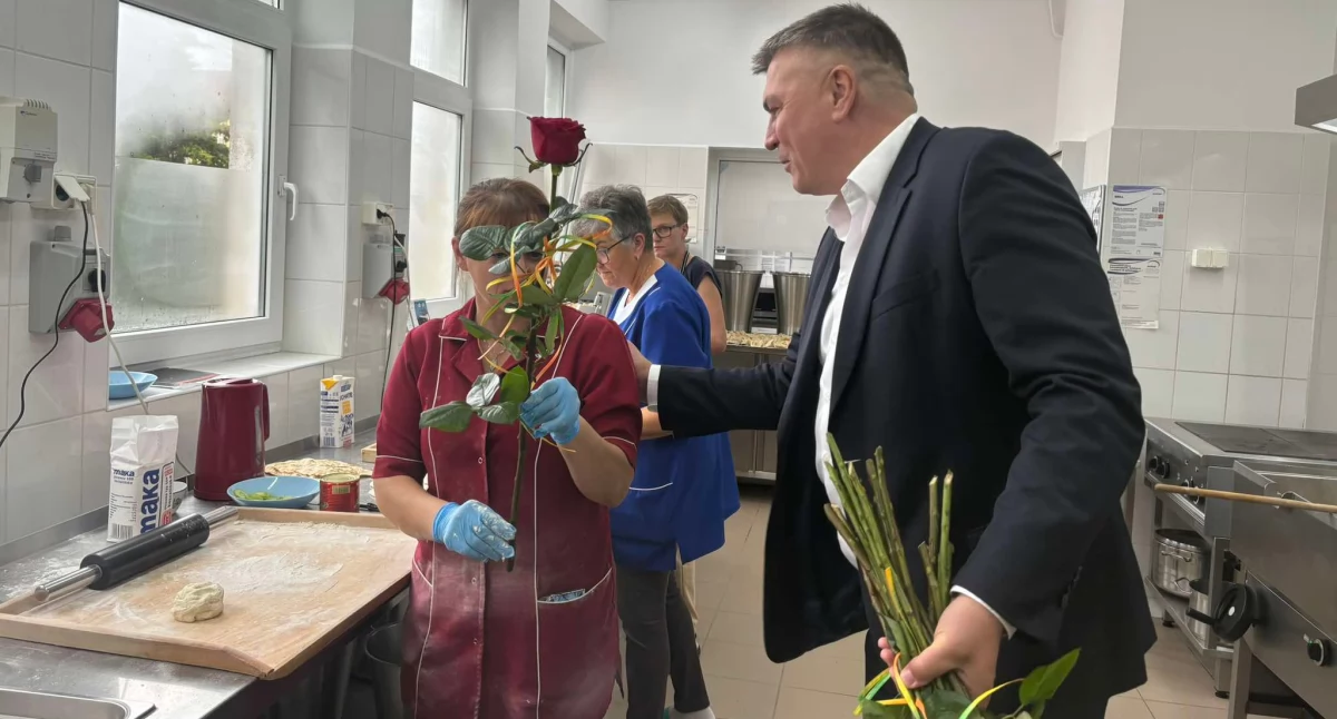 Aktualności, Odwiedził przedszkole ogromnym bukietem róż słodkim upominkiem - zdjęcie, fotografia