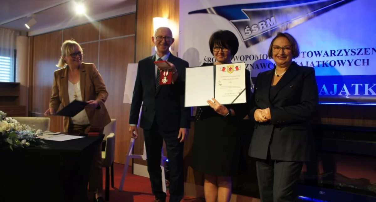 Wiadomości, Odebrali Honorową Srebrną Odznaką Gryfa Zachodniopomorskiego Jubileusz lecia ŚSRM - zdjęcie, fotografia