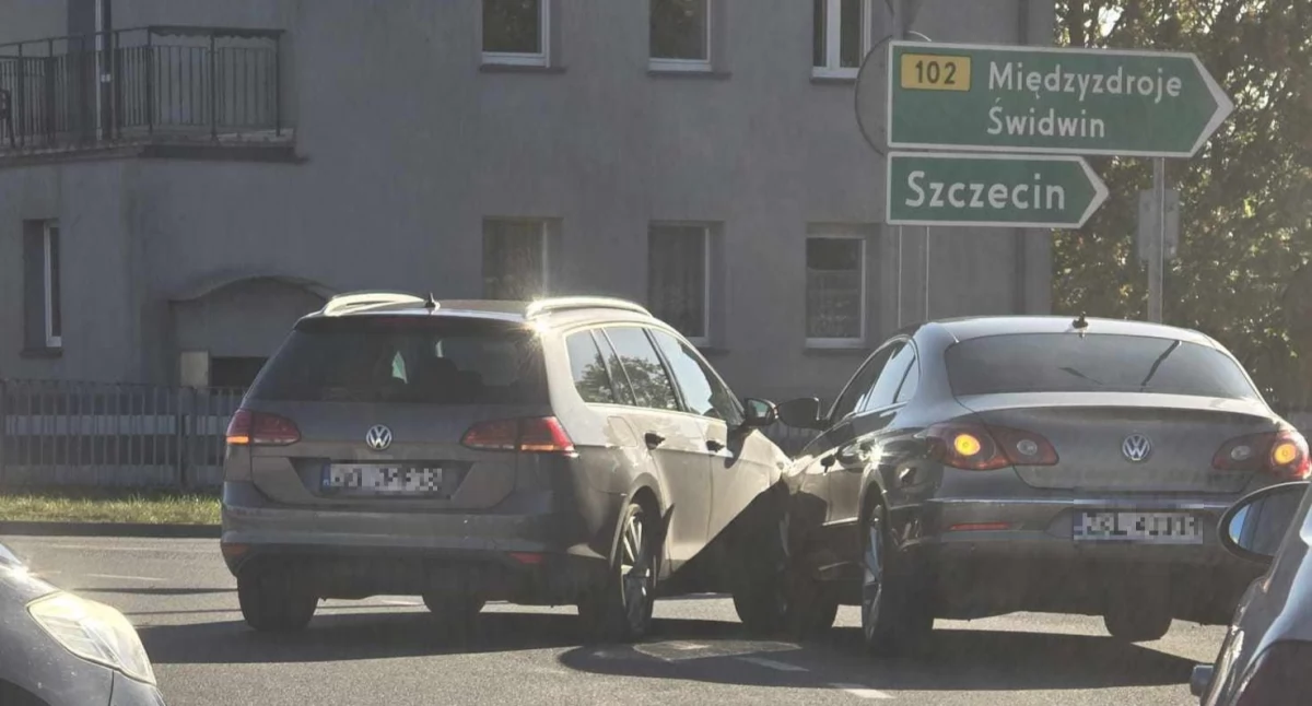 Wypadki drogowe, Uwaga kierowcy kolizja rondzie korki - zdjęcie, fotografia