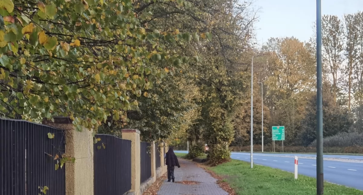 Inwestycje, Doświetlą ciąg rowerowo pieszy wzdłuż ulicy Koszalińskiej Miasto podpisało umowę - zdjęcie, fotografia