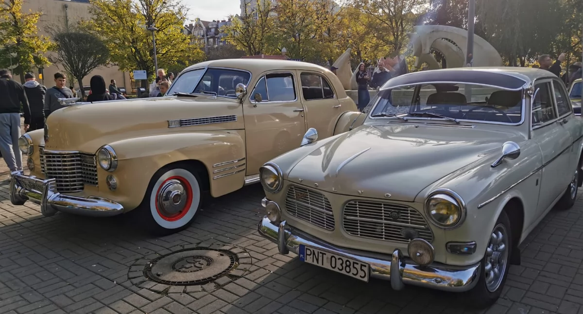 Wiadomości, Motoryzacyjne klasyki centrum miasta zdjęcia - zdjęcie, fotografia