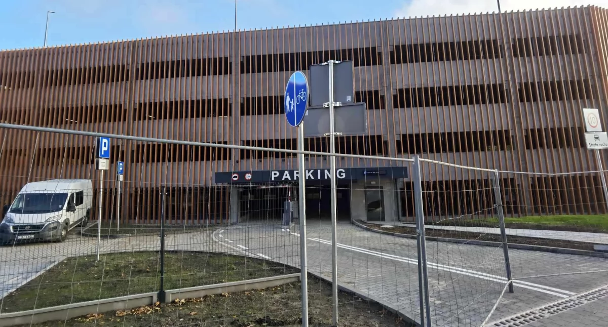 Wiadomości, Darmowy postój użytkowników regulamin parkingu Kamiennej - zdjęcie, fotografia