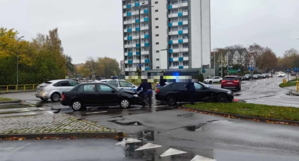 Wiadomości, Kolizja rondzie miejskim targowisku - zdjęcie, fotografia