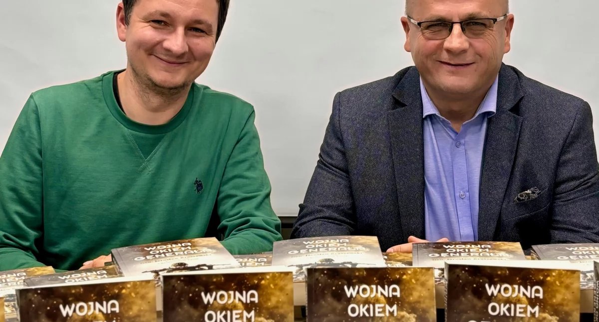 Wiadomości, Generał Kraszewski rozmowie Krzysztofem Pyzią Związany Kołobrzegiem dziennikarz wydał kolejną książkę - zdjęcie, fotografia
