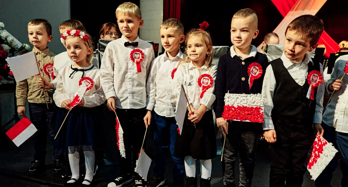 Aktualności, Wielkie biało czerwone świętowanie Ustroniu Morskim zdjęcia - zdjęcie, fotografia
