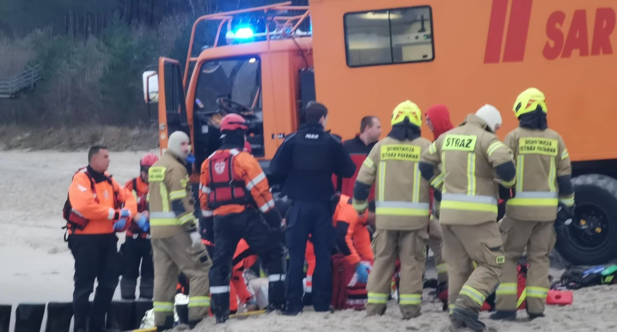 WOPR/SAR, Silny wiatr wywróciły kuter Akcja ratunkowa Ustroniu Morskim - zdjęcie, fotografia