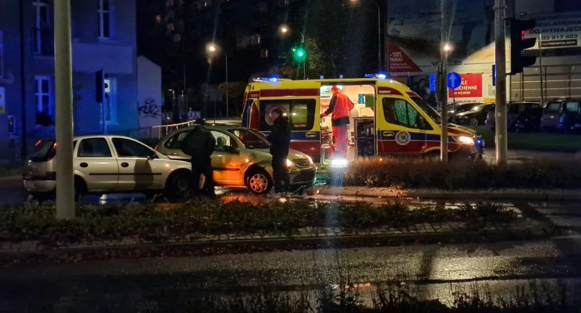 Wypadki drogowe, Zderzenie wjeździe centrum miasta - zdjęcie, fotografia