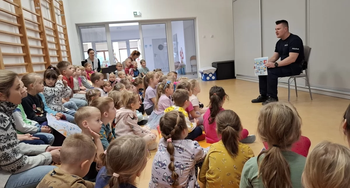 Wiadomości, Wspólna walka przemocą Policjanci edukują dzieci - zdjęcie, fotografia