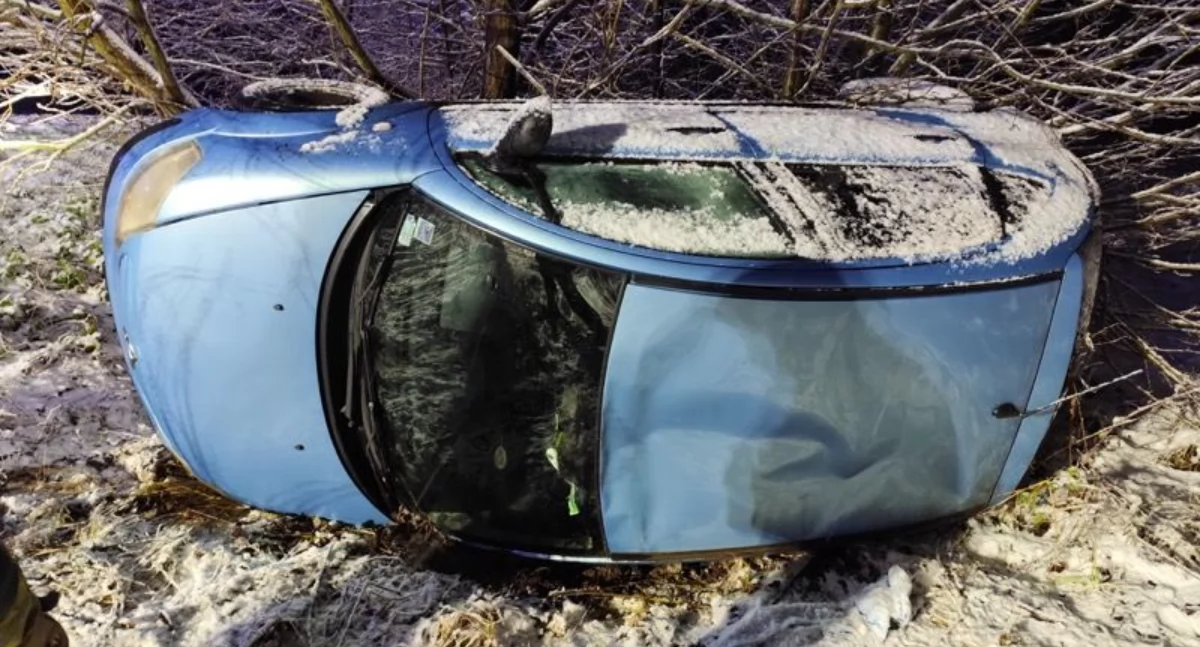 Wypadki drogowe, Dachowanie citroena Trudne warunki drogach - zdjęcie, fotografia