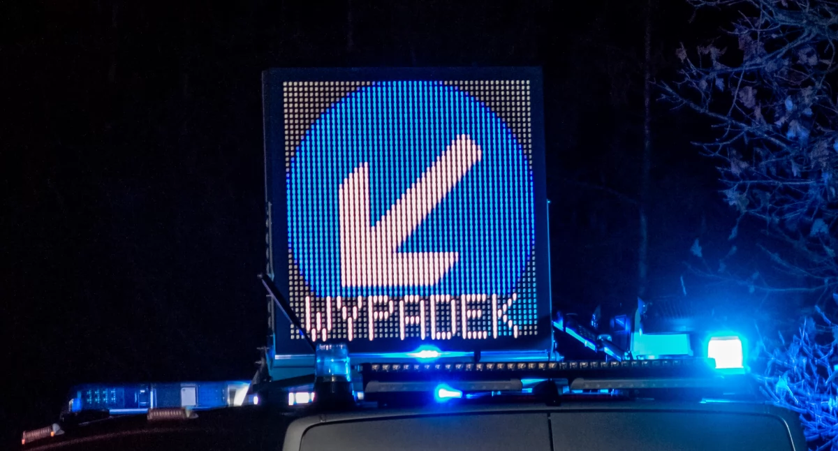 Wypadki drogowe, Uwaga kierowcy! Dachowanie trasie - zdjęcie, fotografia