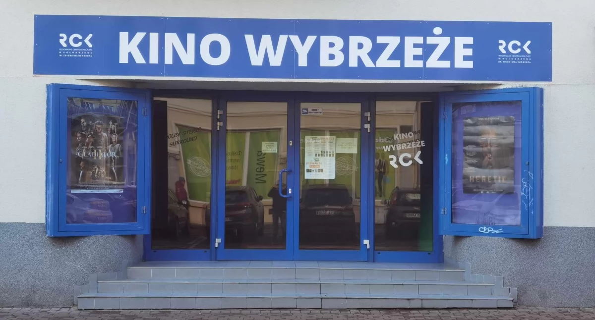 Kino, Repertuar Wybrzeże afiszu Gladiator Simona Kossak - zdjęcie, fotografia