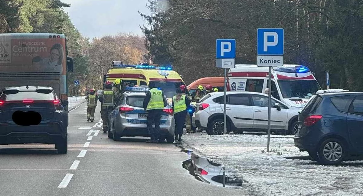Wypadki drogowe, Zderzenie dwóch samochodów Kołobrzegiem poszkodowani - zdjęcie, fotografia
