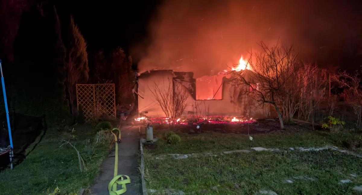 Straż Pożarna, Pożar ogródkach działkowych - zdjęcie, fotografia