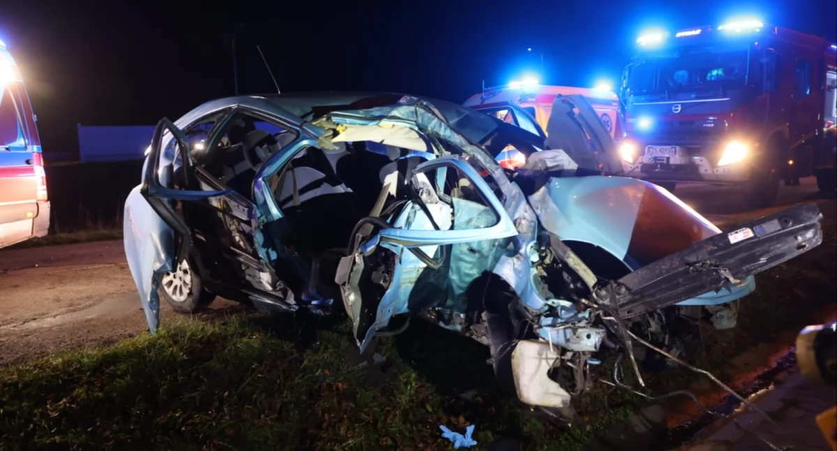 Wypadki drogowe, Wypadek Krzywoustego Pasażer wycinany wraku citroena - zdjęcie, fotografia