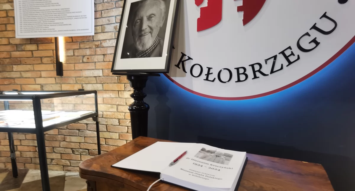 Wiadomości, Księga kondolencyjna dedykowana pamięci Kroczyńskiego - zdjęcie, fotografia