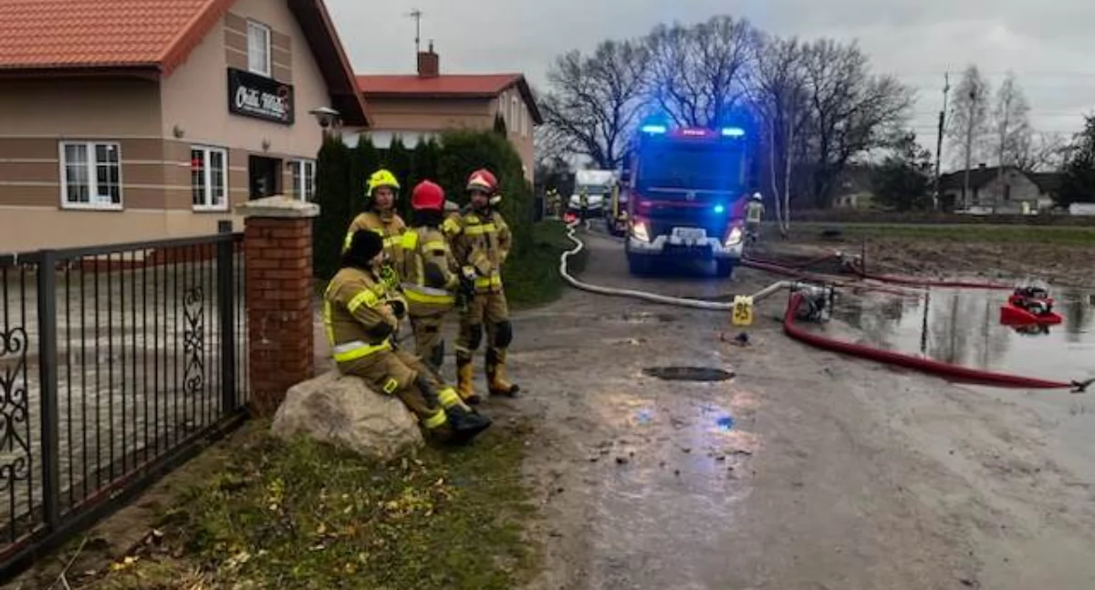 Straż Pożarna, zalewała posesję Interwencja straży pożarnej - zdjęcie, fotografia