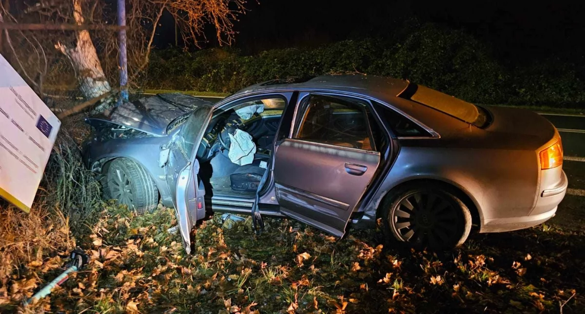 Wypadki drogowe, Samochód wypadł drogi zatrzymał drzewie miejscu było kierowcy - zdjęcie, fotografia