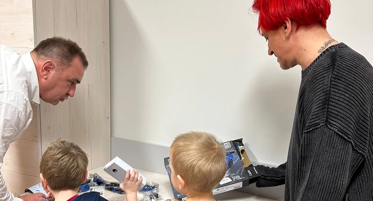 Wiadomości, Znany piosenkarz sprawił radość dzieciakom Gościna Mikołajkowych gości było więcej - zdjęcie, fotografia