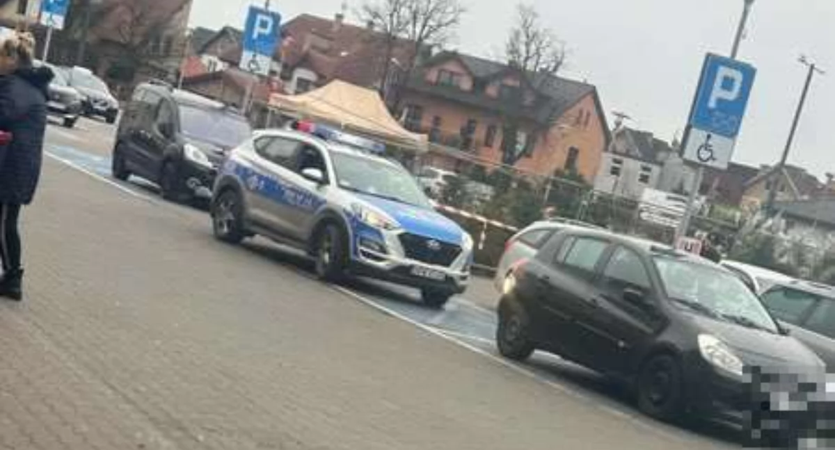 Kronika policyjna, Rozebrane dziecko pozostawione aucie Ojciec dostał mandat - zdjęcie, fotografia