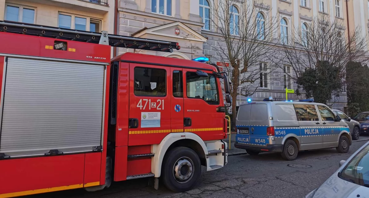 Wiadomości, Alarmy bombowe szkołach Ewakuacja dwóch placówkach - zdjęcie, fotografia