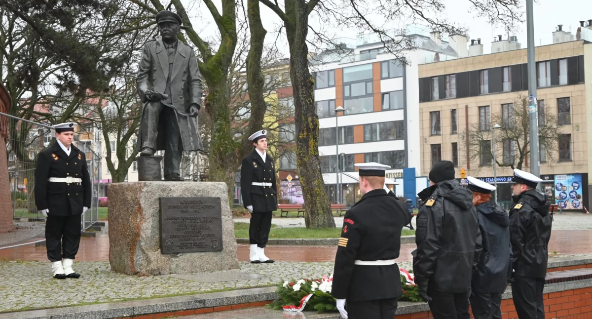 Wiadomości, Rocznica śmierci kontradmirała Złożyli kwiaty pomnikiem Mieszkowskiego - zdjęcie, fotografia