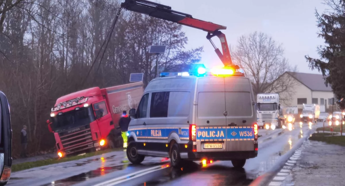 Wypadki drogowe, Uwaga kierowcy! Ciężarówka wylądowała rowie zablokowany wjazd miasta - zdjęcie, fotografia
