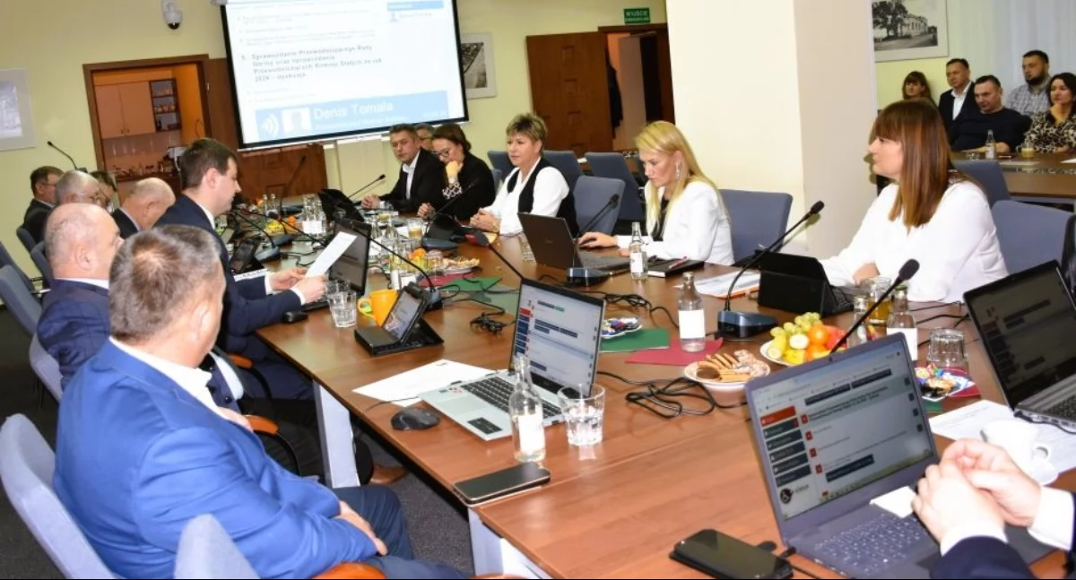 Wiadomości, Budowa kompleksu sportowego modernizacja Ośrodka Zdrowia tylko Gmina Ustronie Morskie budzetem - zdjęcie, fotografia
