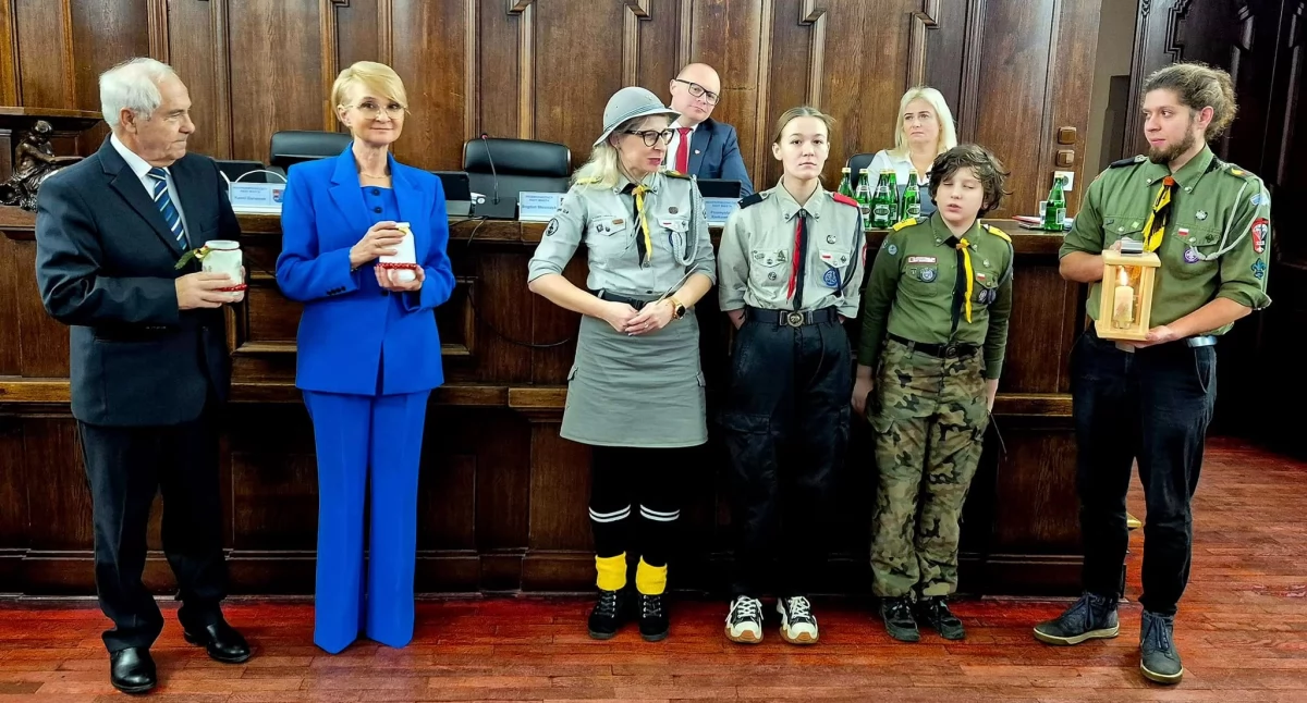 Wiadomości, Betlejemskie Światło Pokoju dotarło Kołobrzegu - zdjęcie, fotografia